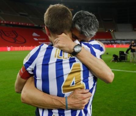 Imanol Alguacil embracing one of his players after the victory.